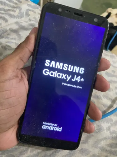 Celular J4