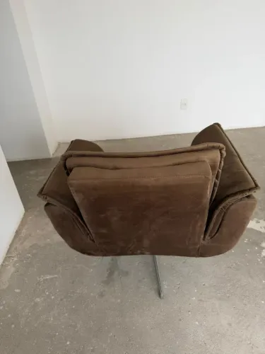 Poltrona marrom com base giratória