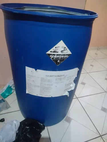 Vendo baldes de 200litros