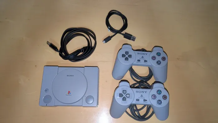 PS1 Classic com dois controles