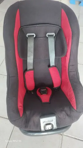 Cadeirinha para Auto / Bebê Conforto - Preta e Vermelha (Conservada)
