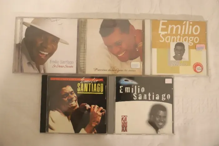16 CDs Emílio Santiago. Produto para fans do cantor.