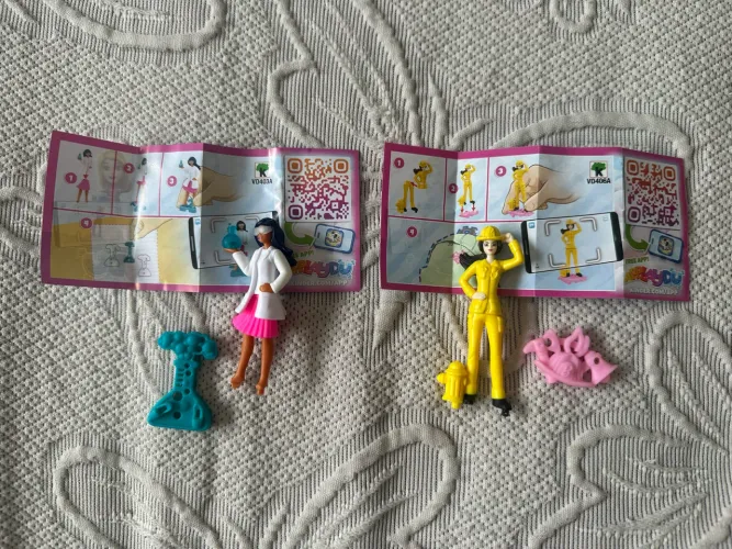 kit com 2 miniaturas kinder ovo barbie profissões cientista e bombeiro
