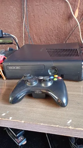 Xbox 360 desbloqueado com 2 controles Contato ( *