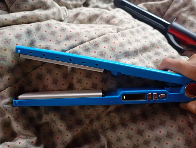 Prancha chapinha Titanium azul 450°F- (usado só 1 vez)