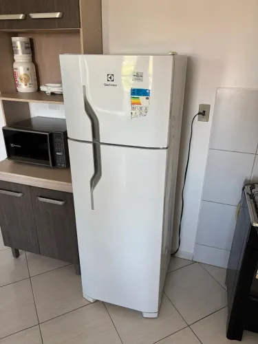 Geladeira Eletrolux 207 litros semi nova