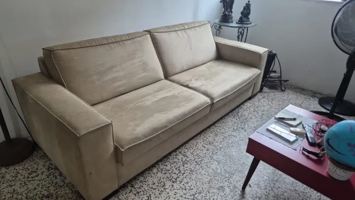 Sofá na cor bege