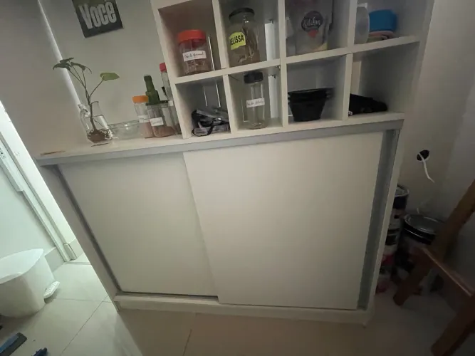 Armário para salão de beleza com porta toalha