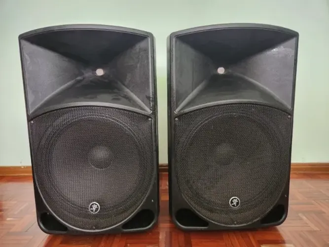 PAR DE CAIXAS DE SOM ATIVAS - Mackie 15" 1000w Modelo Thump Th-15A