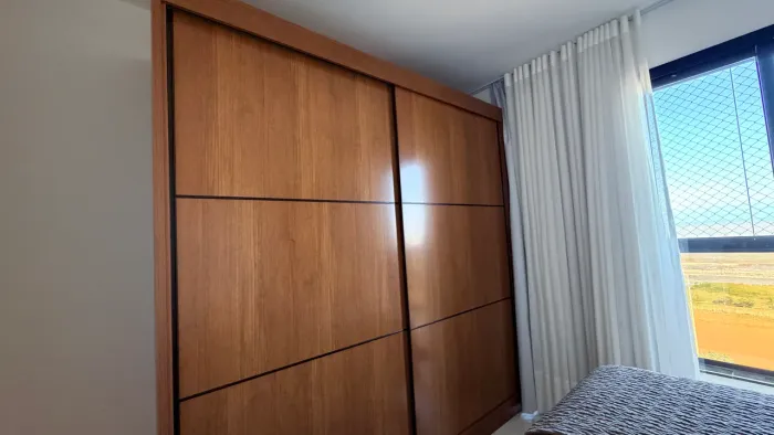 Guarda-Roupa Grande Casal com Portas de Correr - Apenas 5 Meses de Uso! (2,20m x 2,30m)