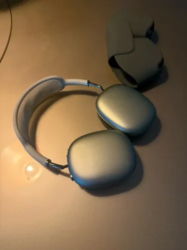AirPods Max Lightning