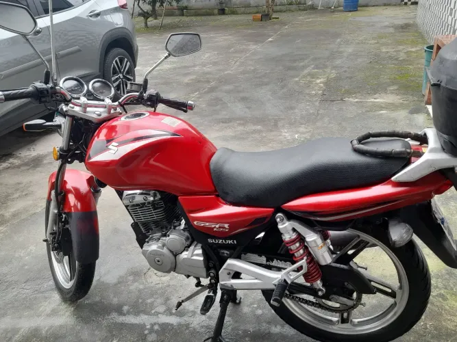 Vendo motocicleta suzuki 125 grs único dono