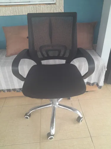 Cadeira de escritório giratória seme nova