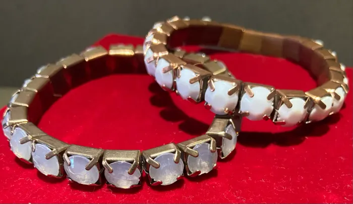 Pulseiras strech tom dourado com facetadas-contas com pedras e elasticidade para colocação