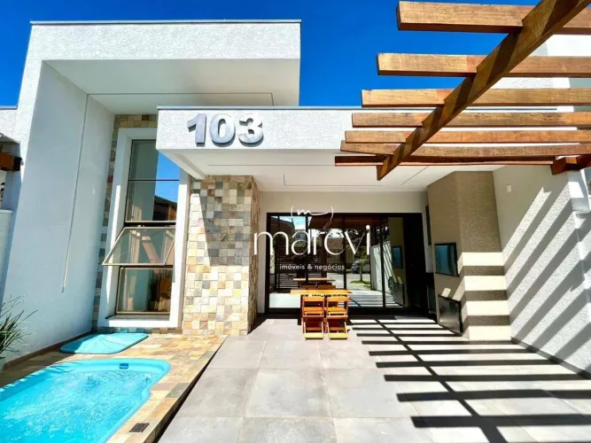 Casa com 3 Quartos e Piscina no Bairro Nereidas - Guaratuba/PR