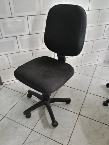 cadeira de escritório giratória com rodinha com amortecedor em ótimo estado de conse
