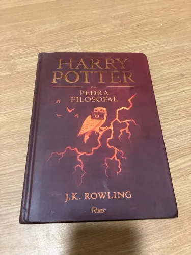 Livro Harry Potter e a pedra e a pedra filosofal livro um