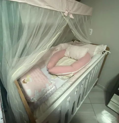 Berço de bebê que vira cama 