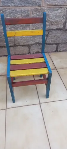 Vendo cadeira de madeira pequena para criança
