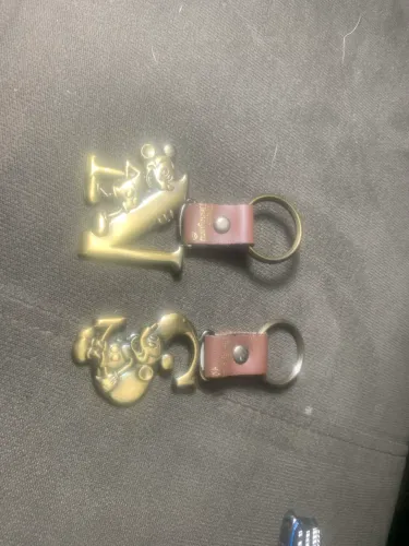 chaveiros colecionáveis de letras da Tokyo Disneyland com o personagem Mickey