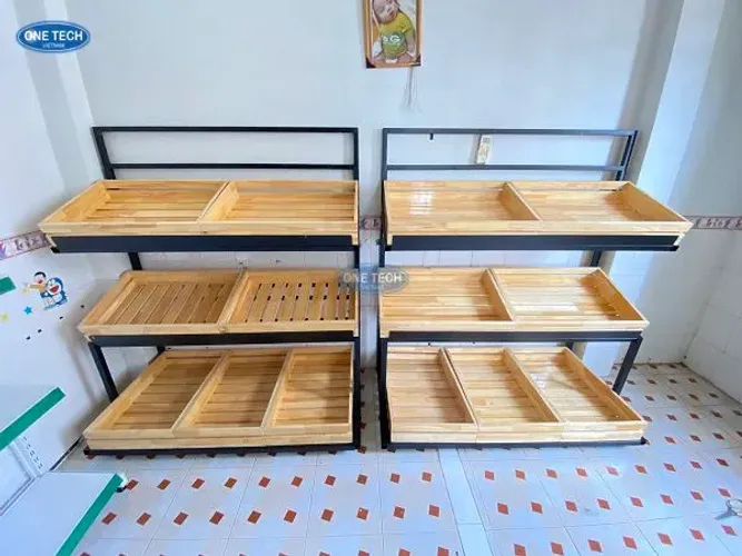 Expositor de verduras e frutas, estrutura de metalon e bandejas de madeiras.