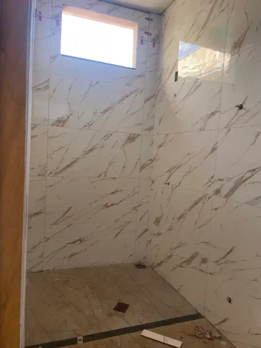 Nós assentamos cerâmica Porcelanato