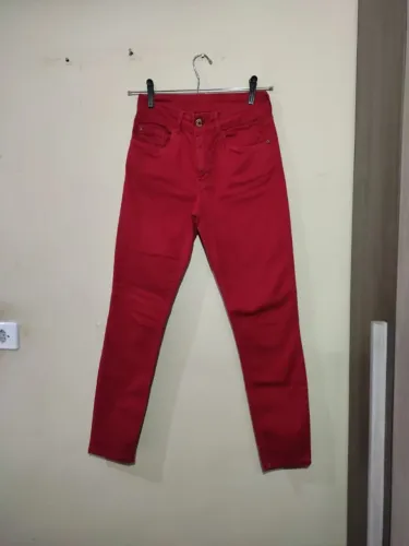 Calça brim vermelha