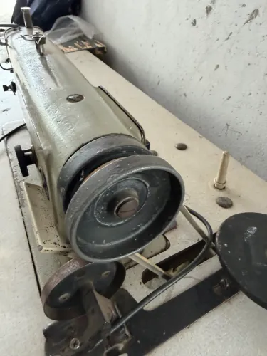 Máquina de costura industrial Singer couro e tecido 
