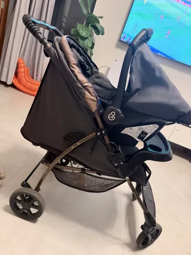Carrinho de bebê Galzerano com bebê conforto