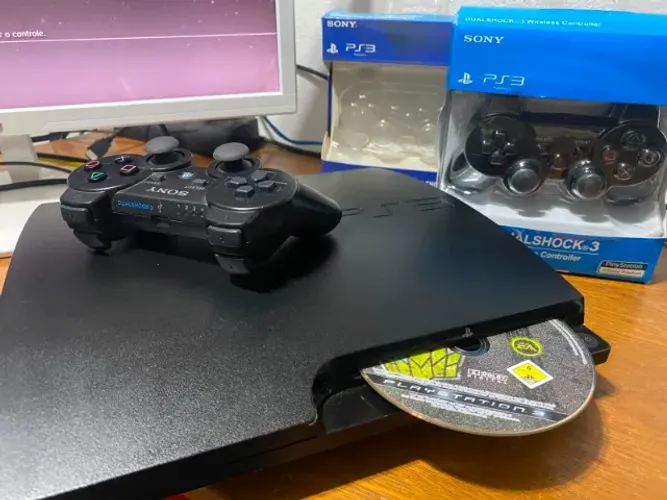 PS3 Slim 500GB 2 controles com lojas e HEN