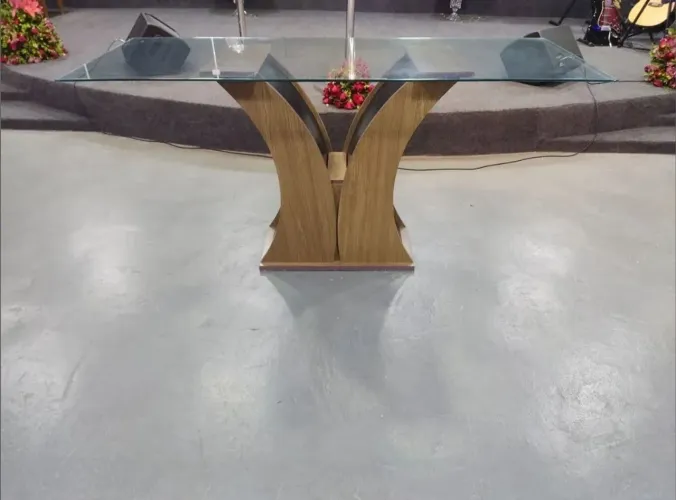 Mesa com base MDF e tampo de vidro