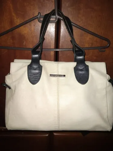 Bolsa grande CONSTANCE, couro legítimo, Off White detalhes em preto. 
