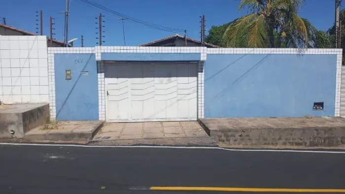 Alugue casa 2qts no Parque Sul! Porcelanato, cerca elétrica, 2 vagas e perto de tudo.