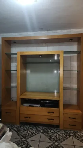 Estante em Madeira Clara para sala com Rack de TV