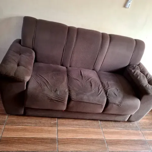 Vendo jogo de sofá 2 e 3 lugares.