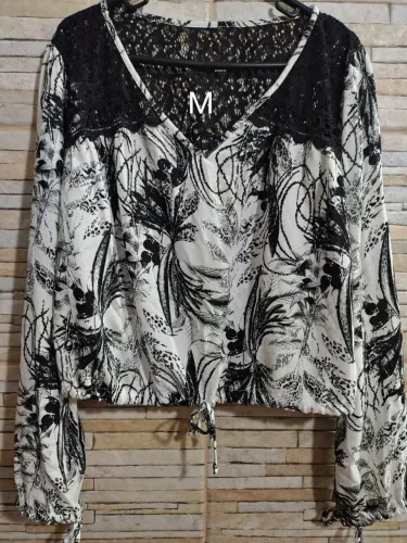 Blusa Preta e Branca com Detalhe Rendado