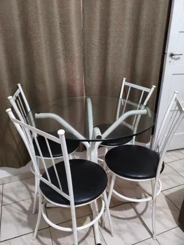 Mesa de Jantar Redonda com Tampo de Vidro e 4 Cadeiras