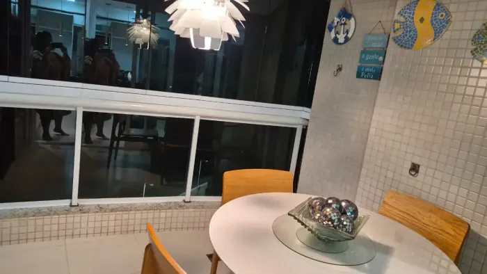 Alugo Pituba Privilege, mobiliado, nascente, andar alto, vista mar