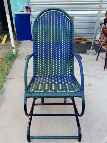 Vende-se está cadeira de balanço