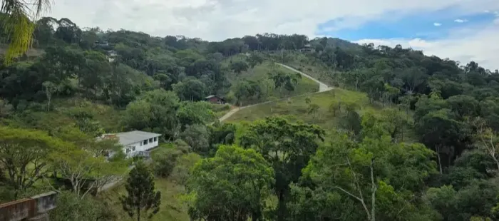 Viva em um Sítio em Condomínio Fechado Vista para a Natureza e Fauna Silvestre Próximo a