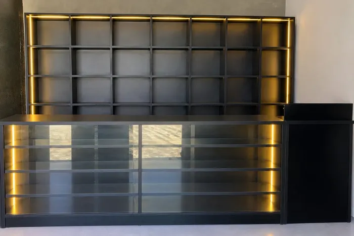 Balcão vitrine com caixa e espaço para notebook e colmeia, ambos com leds nas laterais