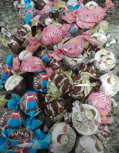 Vende-se trufas e outros docinhos - Por encomenda