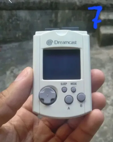 VMU dreamcast branco funcionando normalmente.