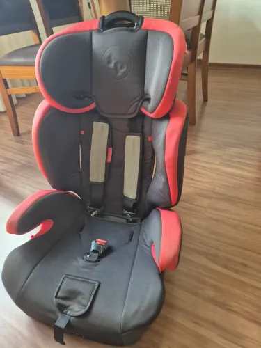 Cadeira de carro para criança.