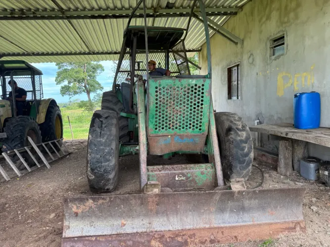 Vendo trator