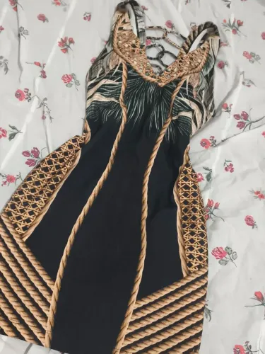Vestido com bojo. Detalhe nas costas. Marca: chocolate chic tamanho M