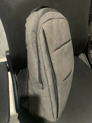 mochila cinza