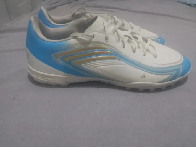 Chuteira society Adidas