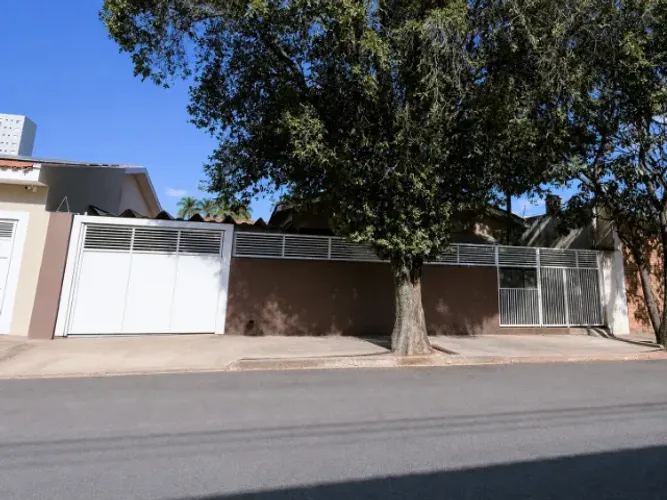 Duas casas no Centro de Tupã, 5 quartos e 3 vagas