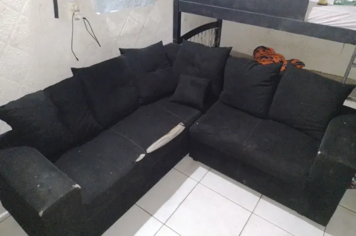 Sofá em L na cor preta 